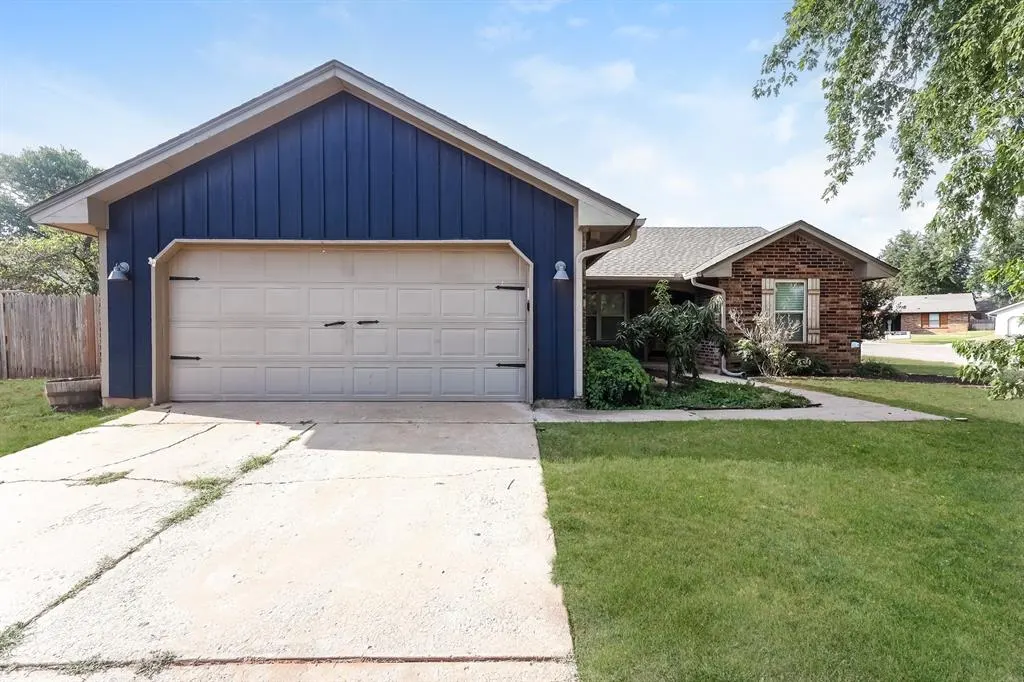 Front exterior — 1901 Gray Fox Drive, Edmond, OK 73003