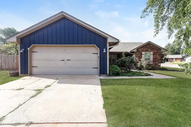 Front exterior — 1901 Gray Fox Drive, Edmond, OK 73003