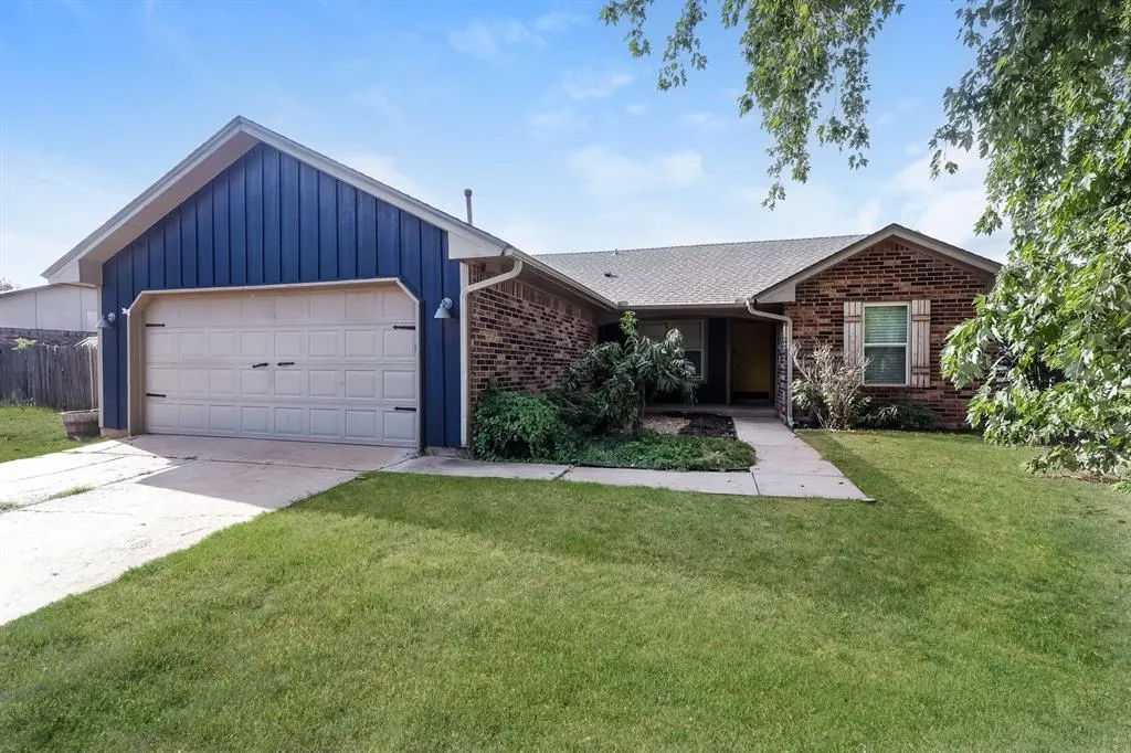 Photo 2 — 1901 Gray Fox Drive, Edmond, OK 73003