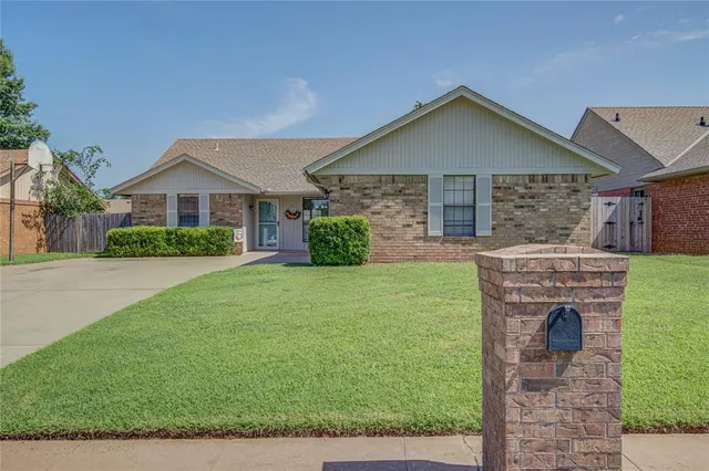Photo 2 — 2109 Shamrock Drive, Edmond, OK 73003
