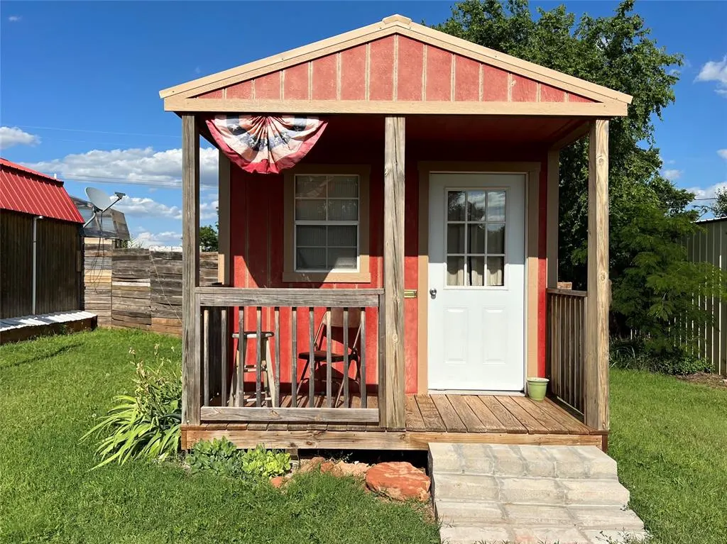 Photo 2 — 101 N Main Street, Leedey, OK 73654