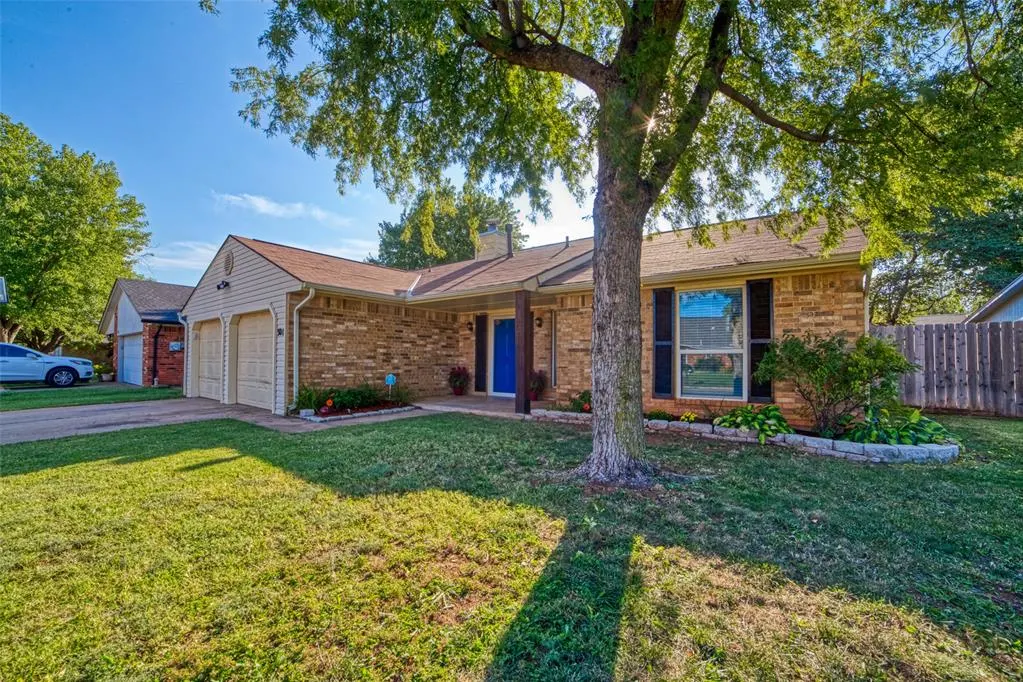 Photo 2 — 301 Bluegrass Lane, Edmond, OK 73003