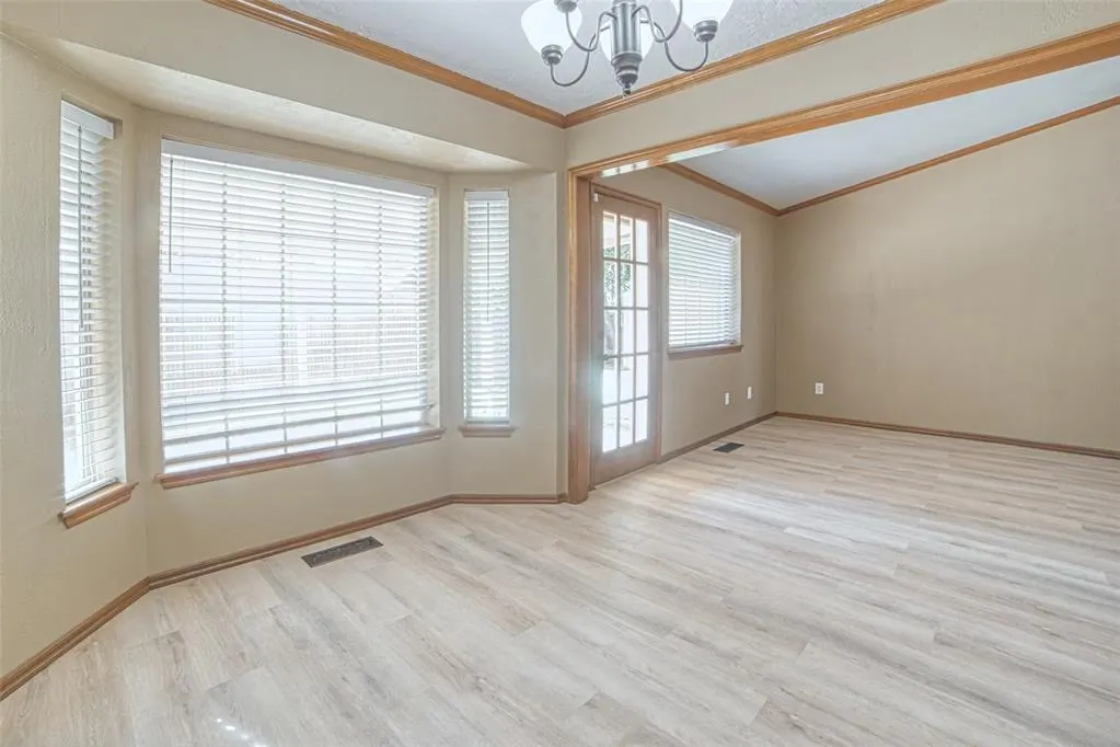 Photo 9 — 301 Bluegrass Lane, Edmond, OK 73003