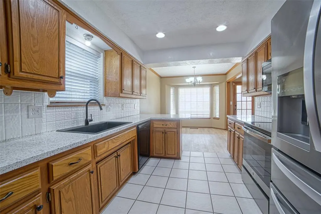 Photo 10 — 301 Bluegrass Lane, Edmond, OK 73003