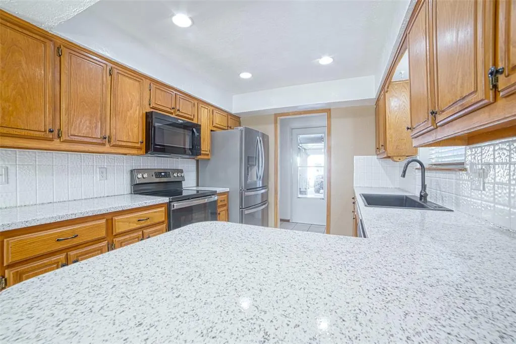 Photo 11 — 301 Bluegrass Lane, Edmond, OK 73003