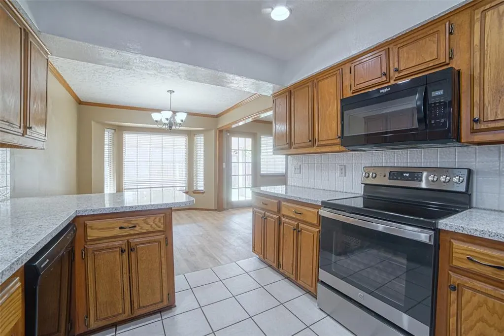 Photo 12 — 301 Bluegrass Lane, Edmond, OK 73003