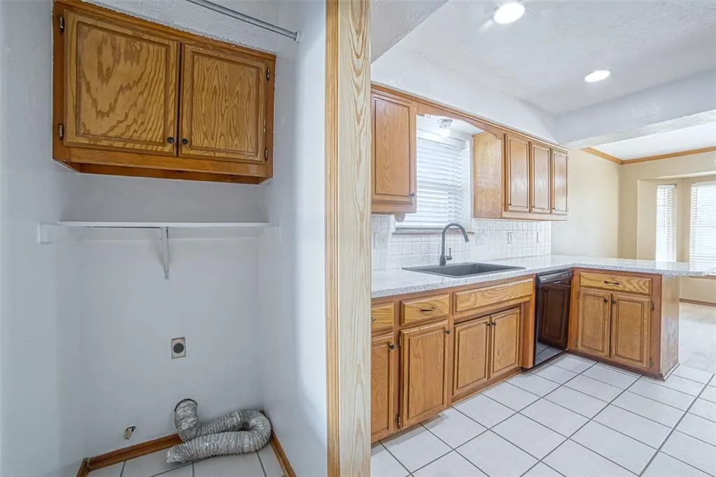 Photo 14 — 301 Bluegrass Lane, Edmond, OK 73003