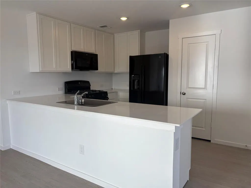 Photo 3 — 1808 Ponderosa Pine Lane, Mustang, OK 73128