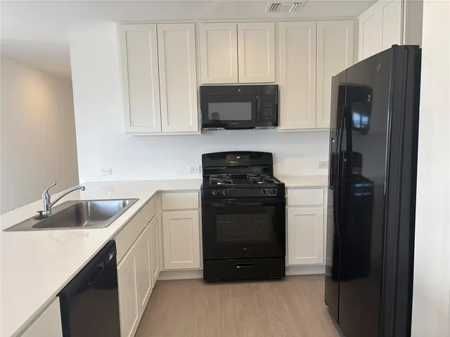 Photo 4 — 1808 Ponderosa Pine Lane, Mustang, OK 73128