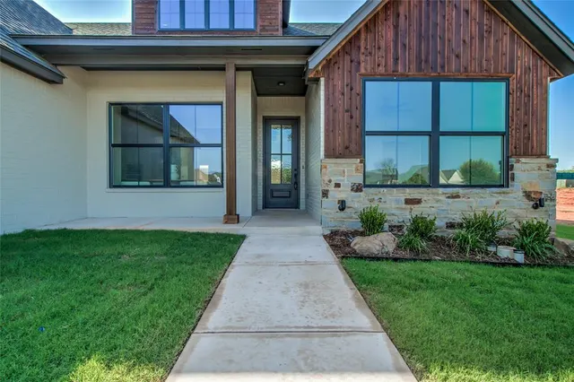 Photo 2 — 10809 Highland Drive, Yukon, OK 73099