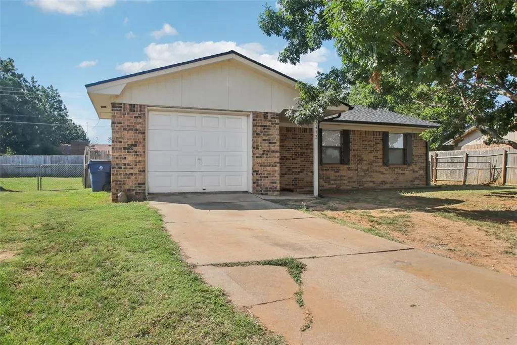 Photo 3 — 2412 S 30th Street, Chickasha, OK 73018