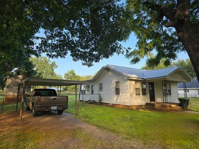 Front exterior — 718 N Santa Fe Street, Pauls Valley, OK 73075