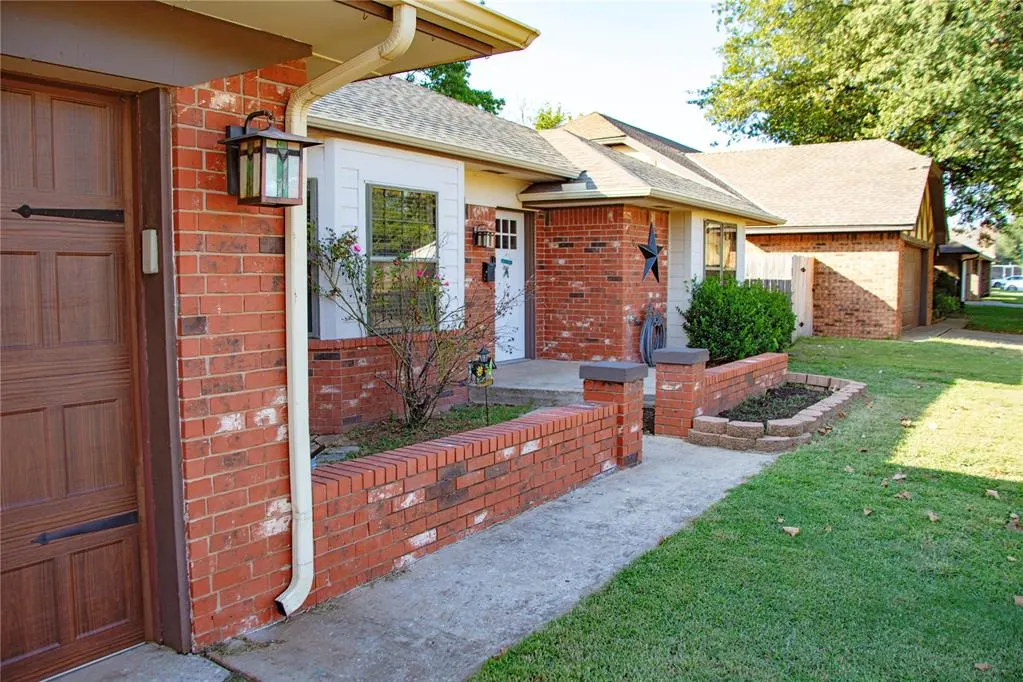 Photo 2 — 2105 Bonnycastle Lane, Yukon, OK 73099