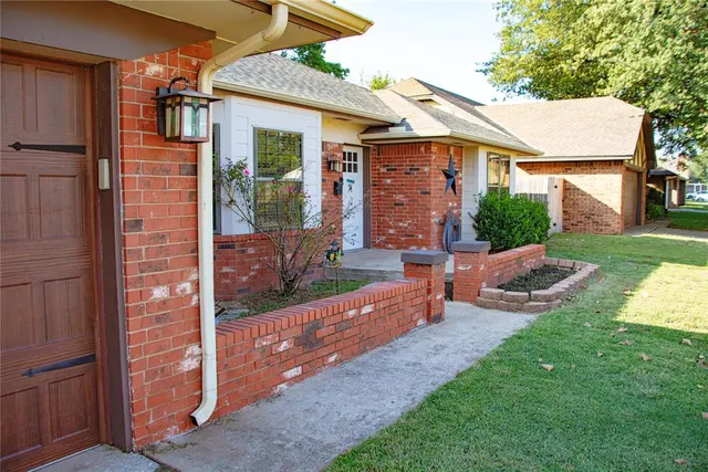 Photo 2 — 2105 Bonnycastle Lane, Yukon, OK 73099