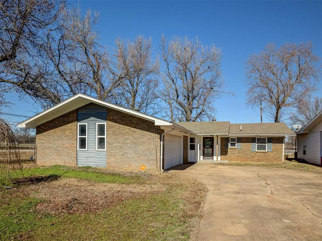 Front exterior — 102 S Magers Avenue, Maysville, OK 73057