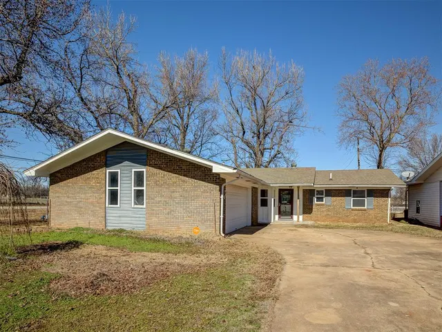 Front exterior — 102 S Magers Avenue, Maysville, OK 73057