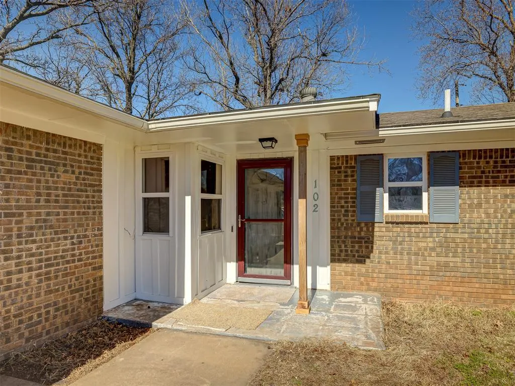 Photo 2 — 102 S Magers Avenue, Maysville, OK 73057