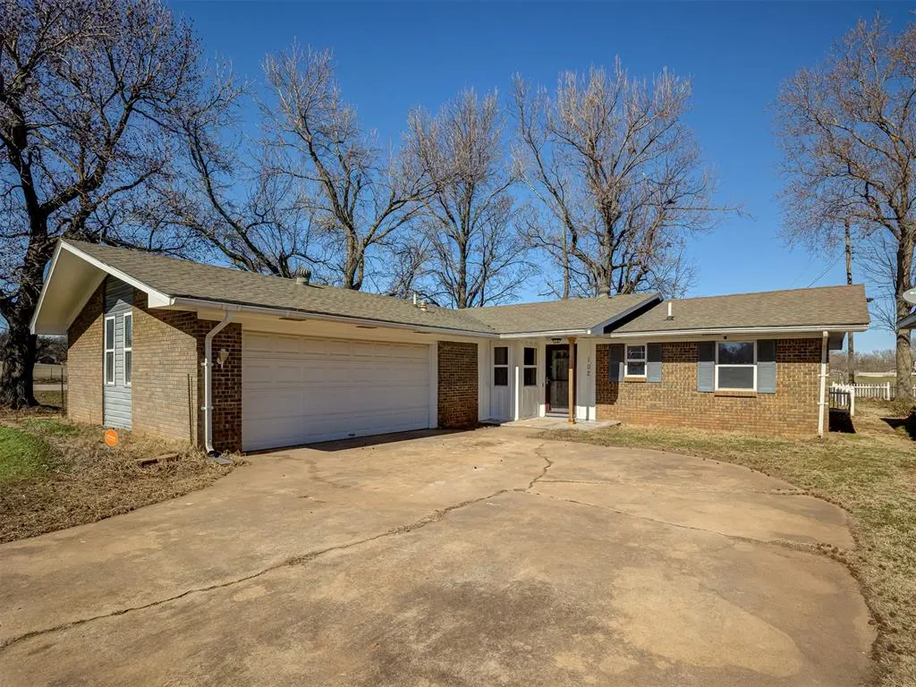 Photo 3 — 102 S Magers Avenue, Maysville, OK 73057
