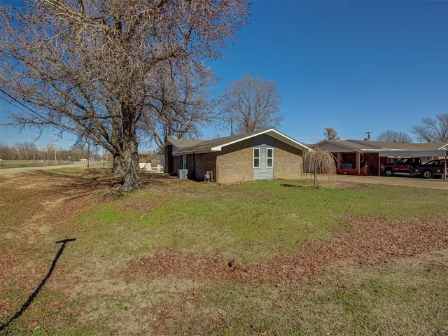 Photo 4 — 102 S Magers Avenue, Maysville, OK 73057