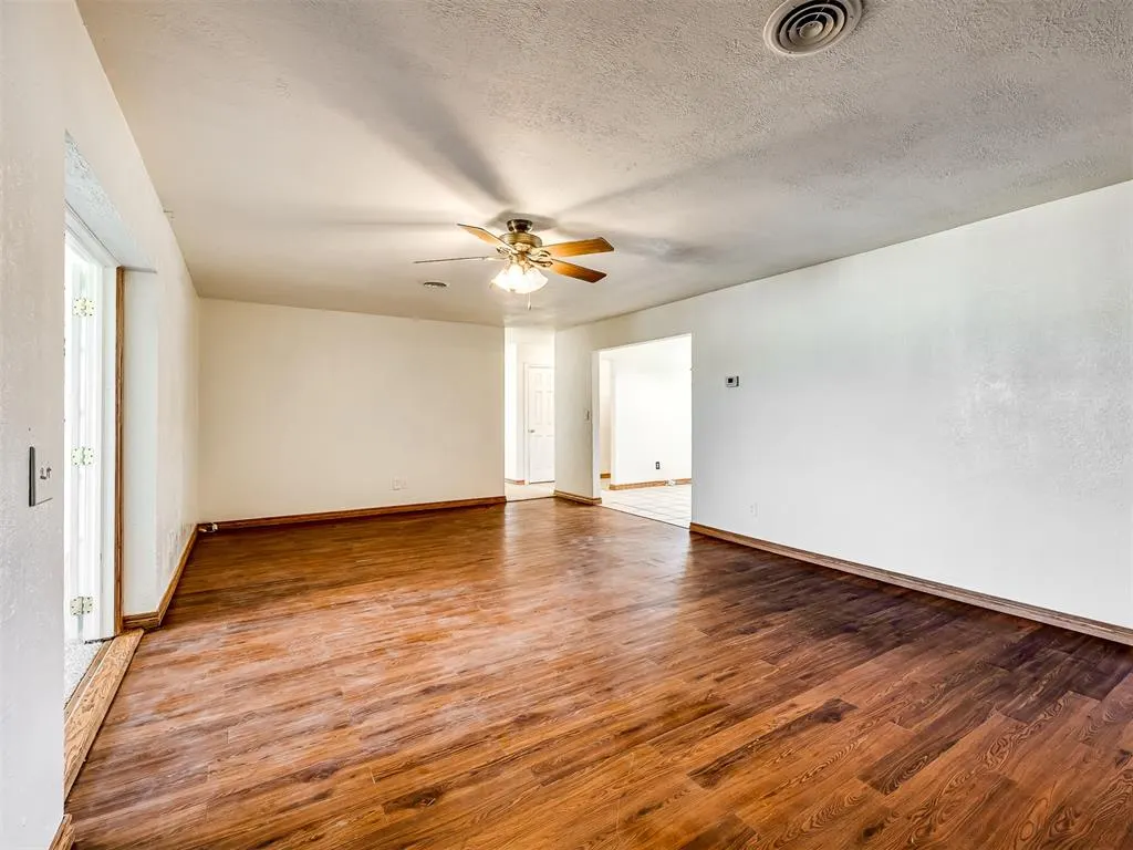 Photo 8 — 102 S Magers Avenue, Maysville, OK 73057