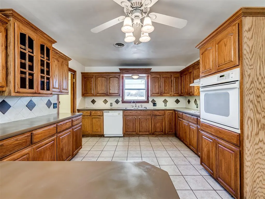 Photo 11 — 102 S Magers Avenue, Maysville, OK 73057