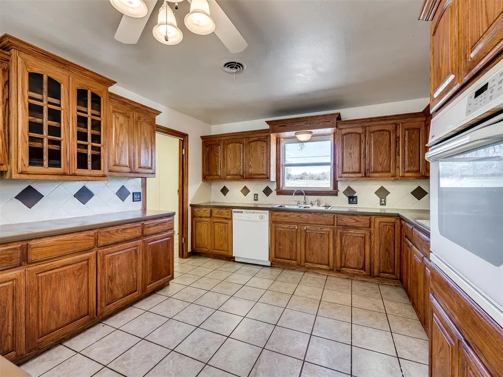Photo 12 — 102 S Magers Avenue, Maysville, OK 73057