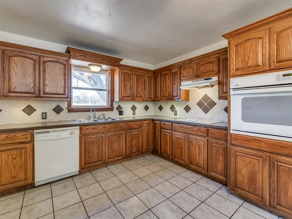 Photo 14 — 102 S Magers Avenue, Maysville, OK 73057