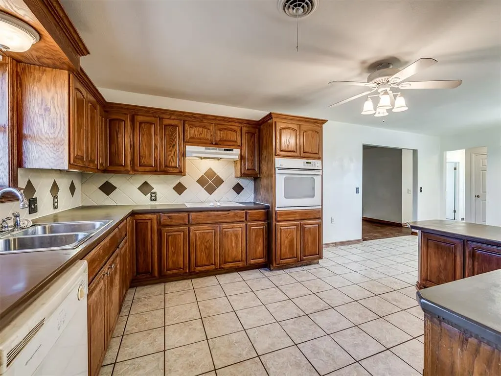Photo 17 — 102 S Magers Avenue, Maysville, OK 73057