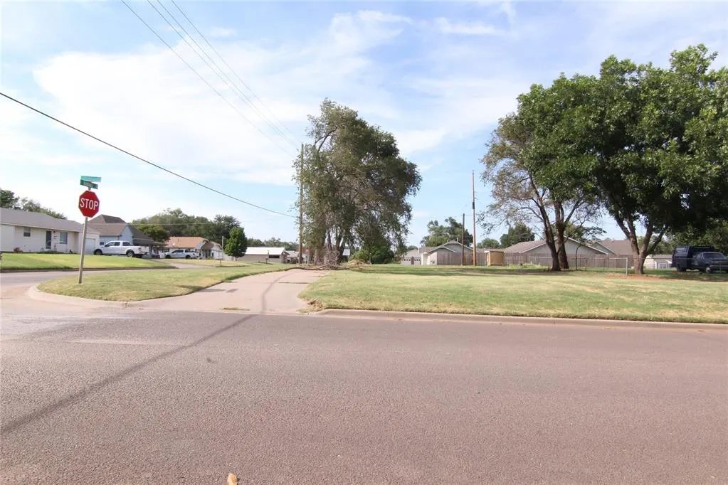 Photo 3 — 1023 W A Avenue, Elk City, OK 73644-6634
