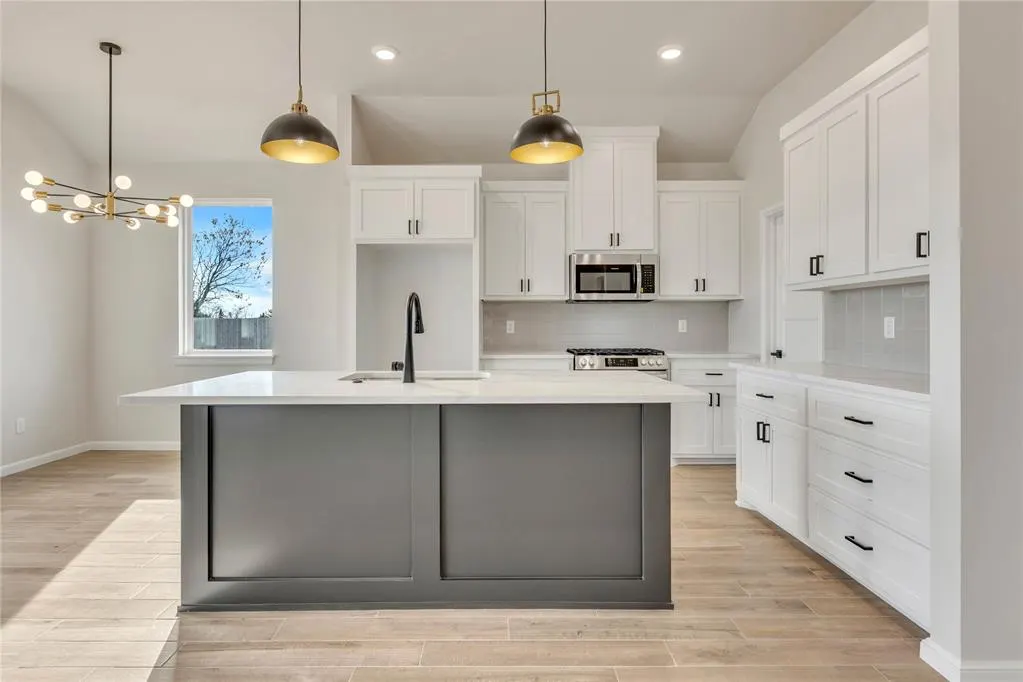 Photo 2 — 642 Grand Sycamore Drive, Washington, OK 73093