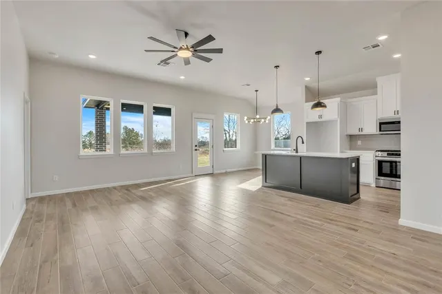 Photo 3 — 642 Grand Sycamore Drive, Washington, OK 73093