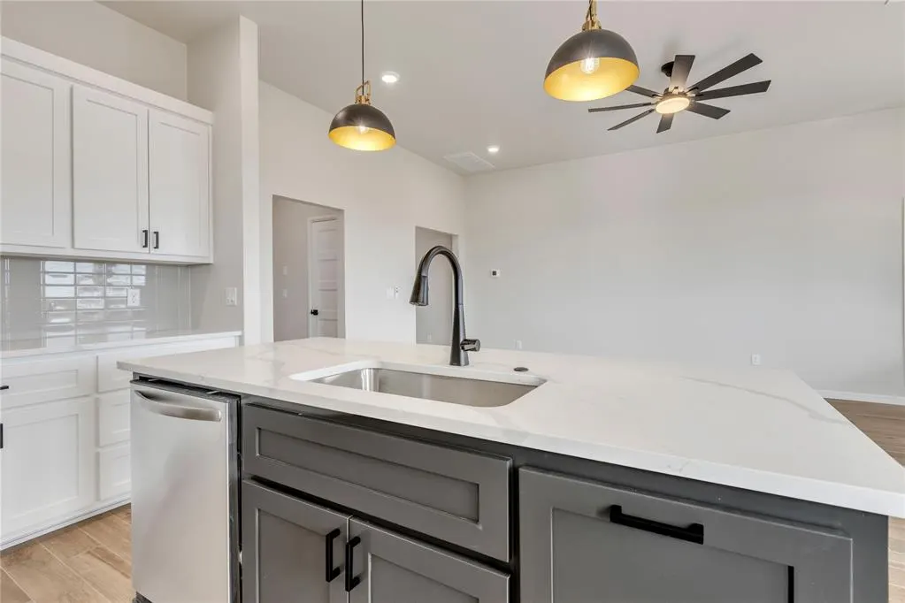 Photo 9 — 642 Grand Sycamore Drive, Washington, OK 73093