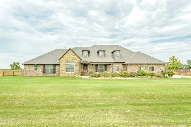 Photo 2 — 4741 Hillside Lane, Edmond, OK 73025