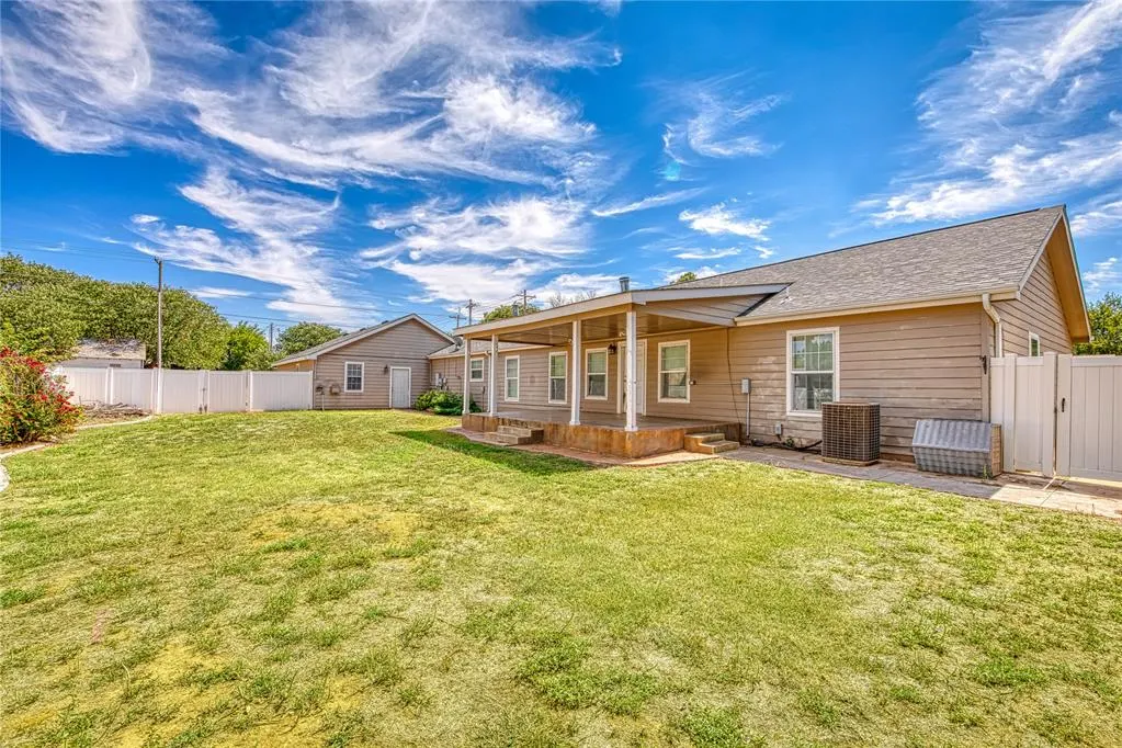 Photo 2 — 123 W GRAND Avenue, Sayre, OK 73662