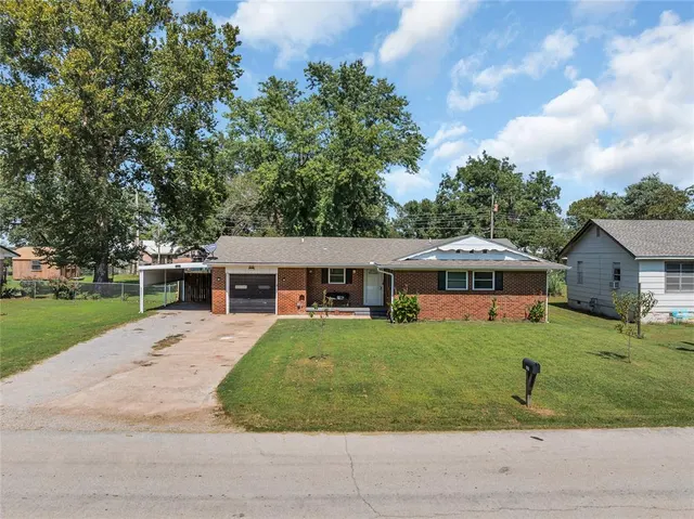 Front exterior — 910 2nd Street, Maysville, OK 73057