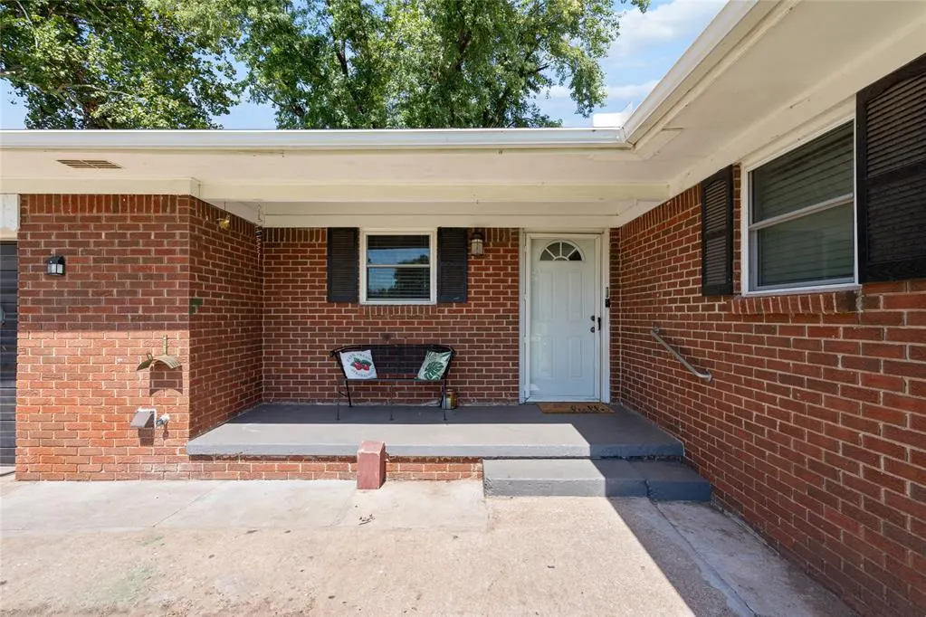 Photo 2 — 910 2nd Street, Maysville, OK 73057