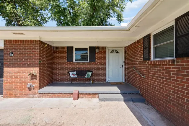 Photo 2 — 910 2nd Street, Maysville, OK 73057