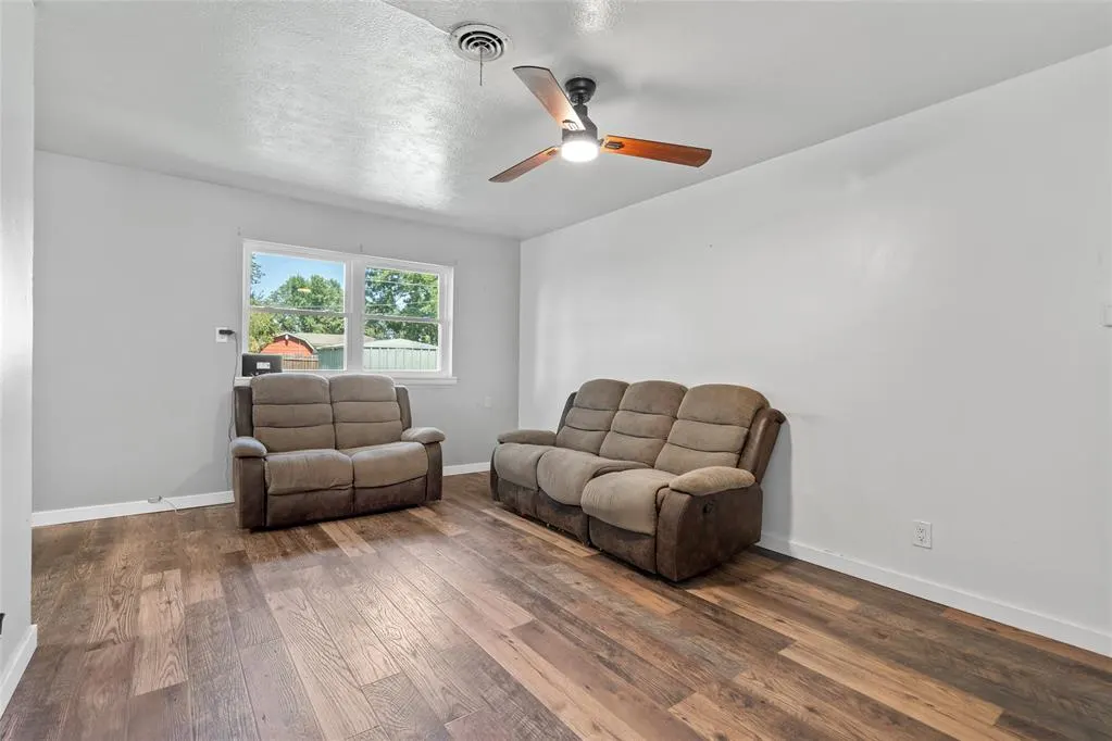 Photo 3 — 910 2nd Street, Maysville, OK 73057