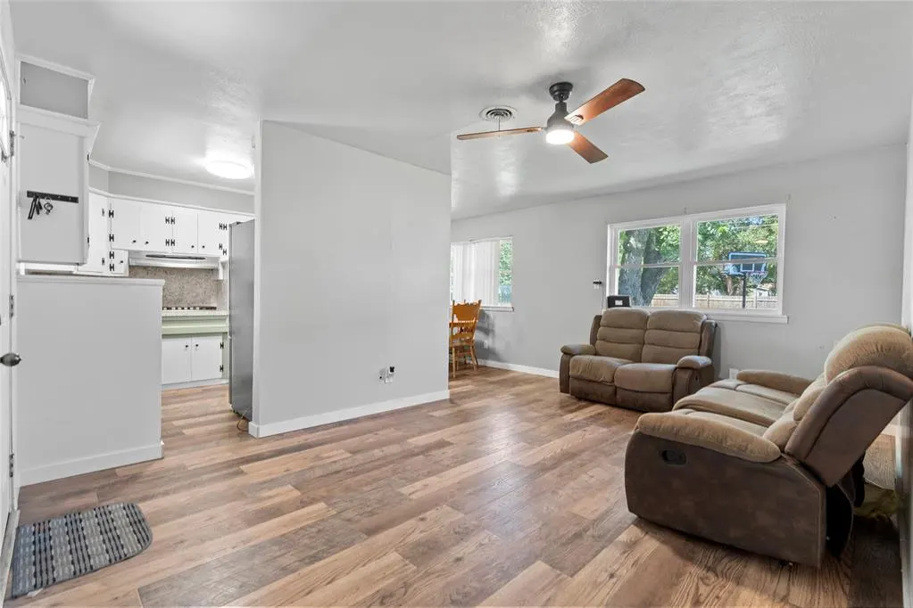 Photo 4 — 910 2nd Street, Maysville, OK 73057
