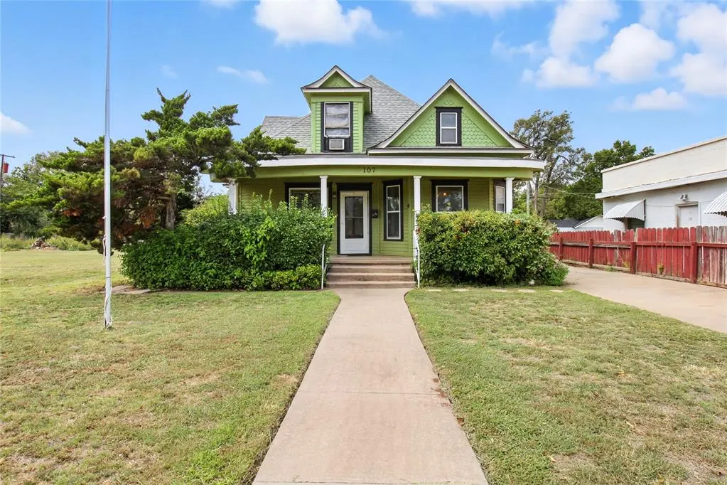 Front exterior — 107 S Broadway Avenue, Hobart, OK 73651