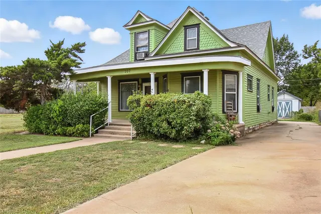 Photo 2 — 107 S Broadway Avenue, Hobart, OK 73651