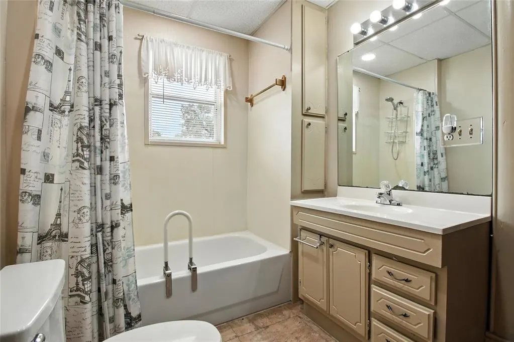 Photo 10 — 107 S Broadway Avenue, Hobart, OK 73651