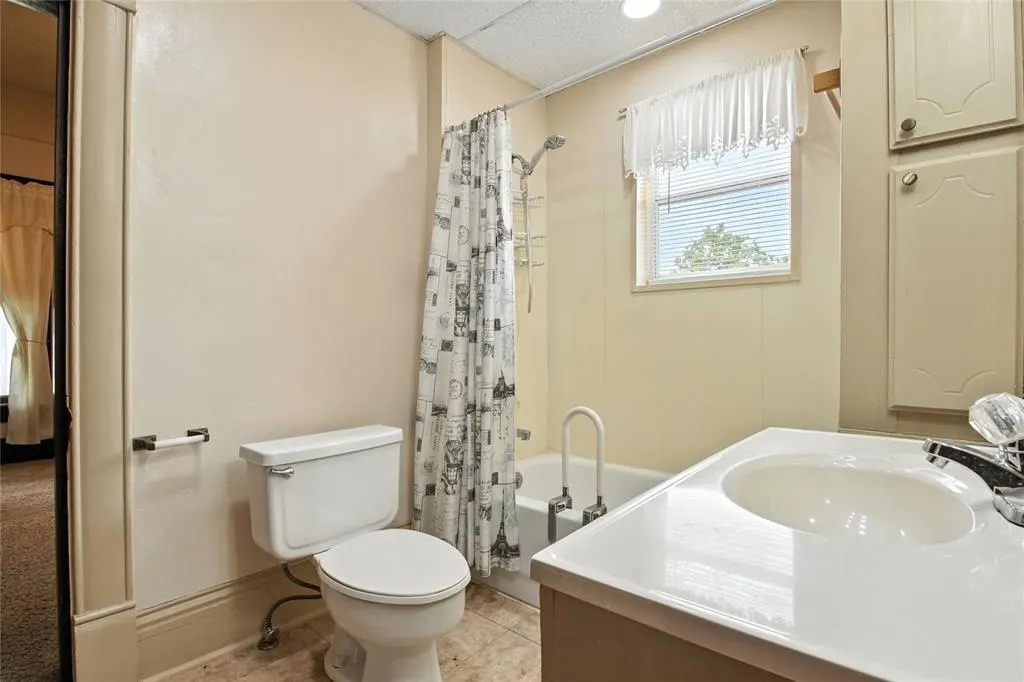 Photo 11 — 107 S Broadway Avenue, Hobart, OK 73651
