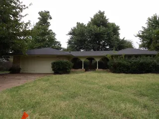 Sold home at 818 SW 26th Place