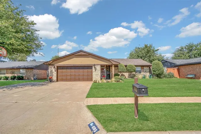 Front exterior — 605 Comanche Trail, Altus, OK 73521