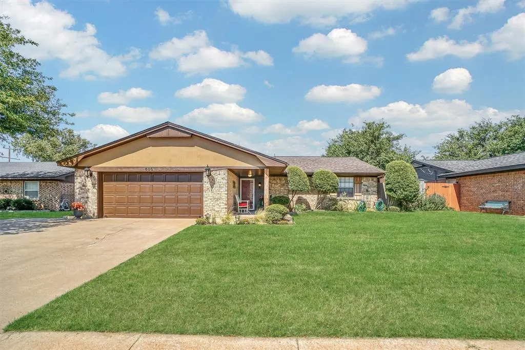 Photo 2 — 605 Comanche Trail, Altus, OK 73521