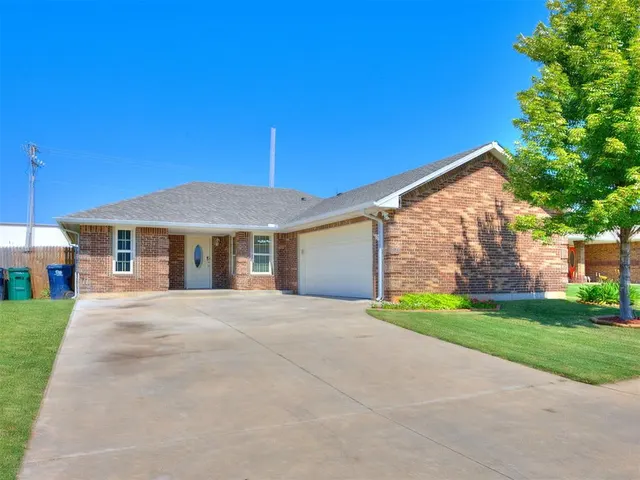 Photo 2 — 613 NE 85th Street, Oklahoma City, OK 73114