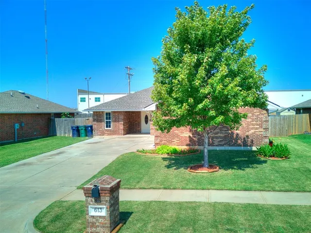 Photo 5 — 613 NE 85th Street, Oklahoma City, OK 73114