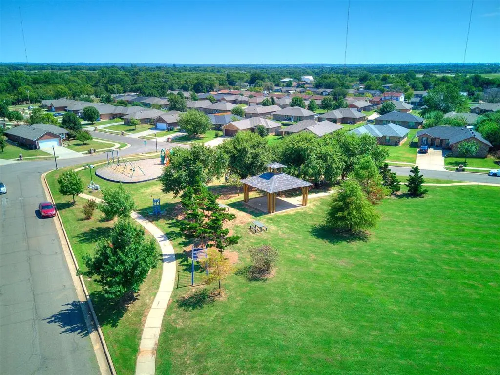 Photo 6 — 613 NE 85th Street, Oklahoma City, OK 73114