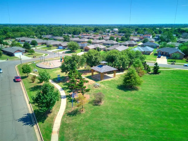 Photo 6 — 613 NE 85th Street, Oklahoma City, OK 73114